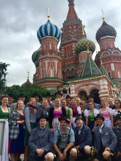 Gruppenbild vor der Basilius-Kathedrale am Roten Platz in Moskau