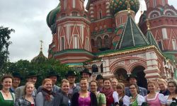 Gruppenbild vor der Basilius-Kathedrale am Roten Platz in Moskau