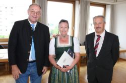 Landrat Wolfgang Berthaler mit Anneliese Weinzierl und Bürgermeister Peter Kloo aus Kolbermoor