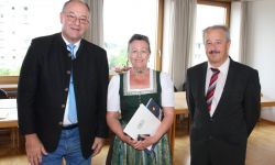 Landrat Wolfgang Berthaler mit Anneliese Weinzierl und Bürgermeister Peter Kloo aus Kolbermoor
