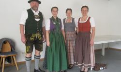 Gauvorstand Georg Schinnagl mit den Trachtenwartinnen Andrea Schneebichler, Anneliese Weinzierl und Rosi Maierbacher