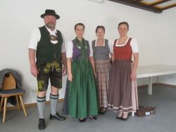 Gauvorstand Georg Schinnagl mit den Trachtenwartinnen Andrea Schneebichler, Anneliese Weinzierl und Rosi Maierbacher