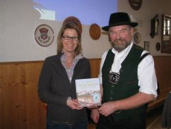 1. Gauvorstand überreicht Geschenk an Referentin Frau Stelzmann