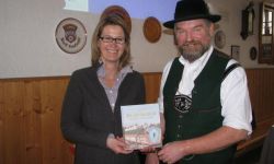 1. Gauvorstand überreicht Geschenk an Referentin Frau Stelzmann