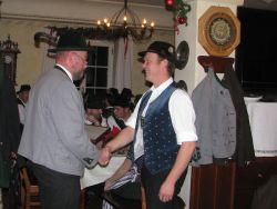 1. Gauvorstand Georg Schinnagl überreicht Urkunde an Georg Weigl