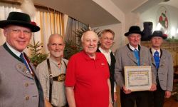 Das Foto zeigt (von links nach rechts): Alfred Licht (erster Vorsitzender), Matthias Reisaus, Karl Ebner, Christian Helget, Leonhard Wimmer und Christian Hübl (zweiter Vorsitzender)