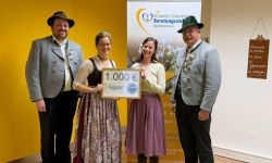 Spendenübergabe vom Adventsingen