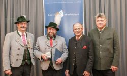 v.l. 2. Gauvorstand Pankraz Perfler, Geehrter Sepp Lausch, Bezirkstagspräsident Mederer, Bürgermeister Fessler