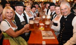 Das Ehepaar Steegmüller besucht den Inngau beim Blasmusikabend. Bild: Franz Ruprecht.