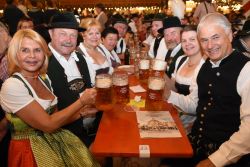 Das Ehepaar Steegmüller besucht den Inngau beim Blasmusikabend. Bild: Franz Ruprecht.