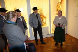 Franziska Rettenbacher erläutert Helmut Hofstetter und Richard Bonnetsmüller und anderen Teilnehmern sakrale Kunst (v.r.)