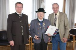 Bürgermeister Georg Weigl, Richard Bonnetsmüller, Landrat Wolfgang Berthaler