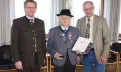 Bürgermeister Georg Weigl, Richard Bonnetsmüller, Landrat Wolfgang Berthaler