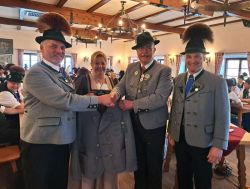 Der Festverein erhaelt traditionell vom Gau eine Joppe als Ehrengabe