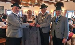 Der Festverein erhaelt traditionell vom Gau eine Joppe als Ehrengabe