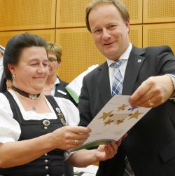 Gauschriftführerin Rosi Spiel mit Ebersberger Landrat Robert Niedergesäß