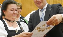 Gauschriftführerin Rosi Spiel mit Ebersberger Landrat Robert Niedergesäß