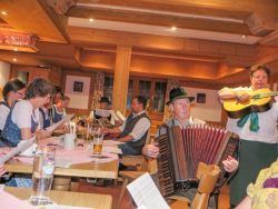 Ein Teil der Sänger mit Gabi Reiserer und Hans Wiesholzer