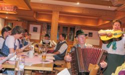 Ein Teil der Sänger mit Gabi Reiserer und Hans Wiesholzer