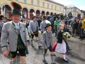 Emmeringer Trachtenkinder und Prinz Charles (2).JPG