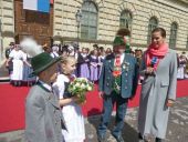 Emmeringer Trachtenkinder und Prinz Charles (4).JPG