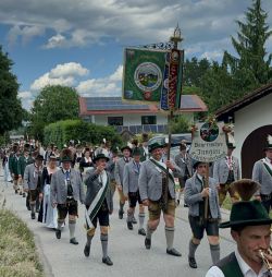 Gaufestsonntag - Festzug mit Inngaustandarte