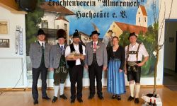 Florian Griebl mit der Gauvorstandschaft und 1. Gauvorplattler Sepp Brem