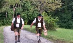 Die Gauvorstände tragen die Kerze