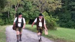 Die Gauvorstände tragen die Kerze