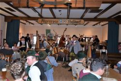 1. Gauvorstand Pankraz Perfler bedankt sich bei den Musikgruppen