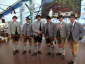 Gauvostand Georg Schinnagl gratuliert Vorstand Peter Bichler aus Altenbeuern zum 1. Platz.JPG