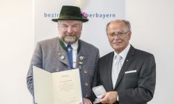 Georg Schinnagl mit Bezirkstagspräsident Josef Mederer