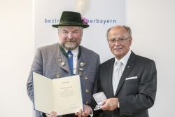 Georg Schinnagl mit Bezirkstagspräsident Josef Mederer