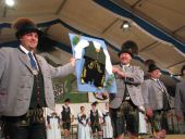 Geschenkuebergabe Patenverein Niederaudorf