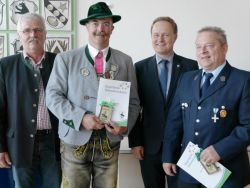 Pangraz Perfler mit der goldenen Ehrenamtskarte