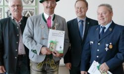 Pangraz Perfler mit der goldenen Ehrenamtskarte