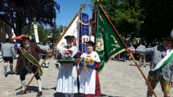 Die Fahnen der Simbacher und der Emmeringer Trachtler