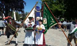 Die Fahnen der Simbacher und der Emmeringer Trachtler