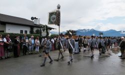 Der Festzug konnte dann doch noch durchgeführt werden.