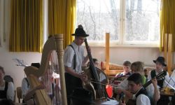 Musikanten mit ihren Instrumenten