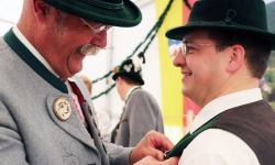 Silbernes Gauehrenzeichen für Thomas Albersinger