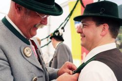 Silbernes Gauehrenzeichen für Thomas Albersinger