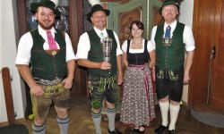 Konrad Rothlehner überreicht den gestifteten Wanderpokal.