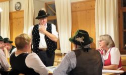 Gaubrauchtumswart Helmut Hofstetter mit einem kleinen Teil der Versammlung