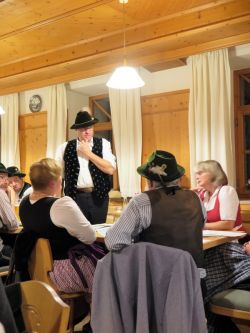 Gaubrauchtumswart Helmut Hofstetter mit einem kleinen Teil der Versammlung