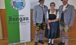 Die neu gewählten Brauchtumswarte Helmut Hofstetter und Eva Rettenbacher mit 2.Gauvorstand Pankraz Perfler