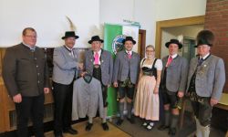 Die Übergabe der Ehrengabe an Hochstätt für das Gaufest 2022.