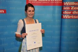 Die Siegerin mit Urkunde