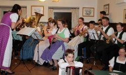 Lebendig frische Blasmusik präsentierte das Jugendblasorchester Litzldorf unter der Leitung von Marlene Wagner