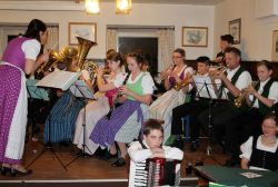 Lebendig frische Blasmusik präsentierte das Jugendblasorchester Litzldorf unter der Leitung von Marlene Wagner